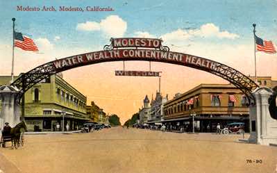 This postcard shows the arch very soon after construction was completed. It still has the welcome sign hanging from it. Subsequent photos or postcards are shown without this hanging sign.