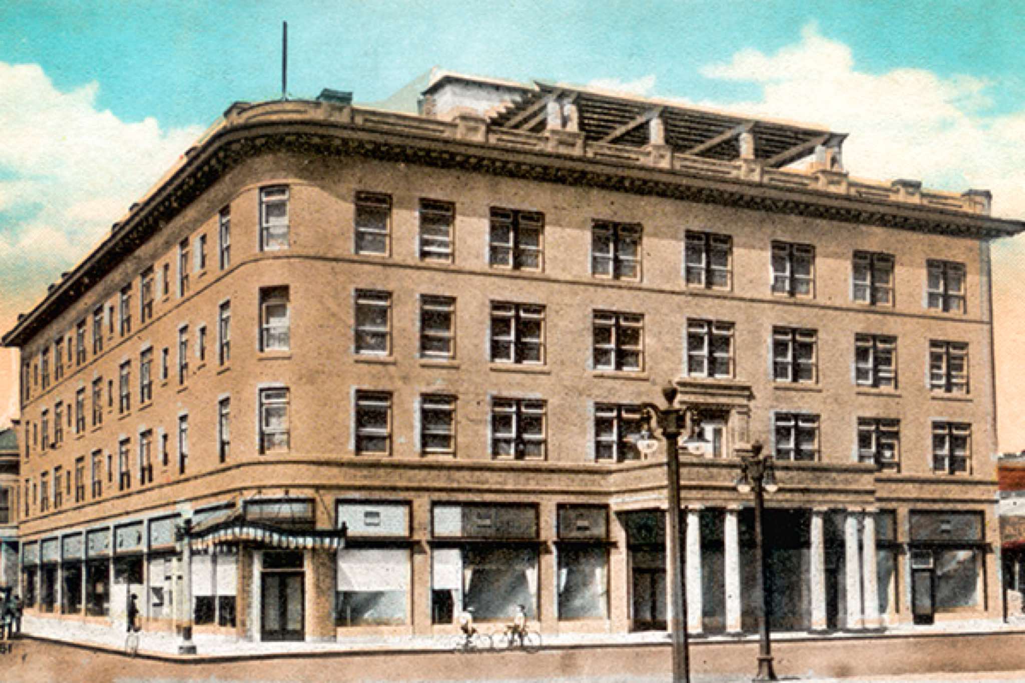 Hotel Modesto after opening in 1914.